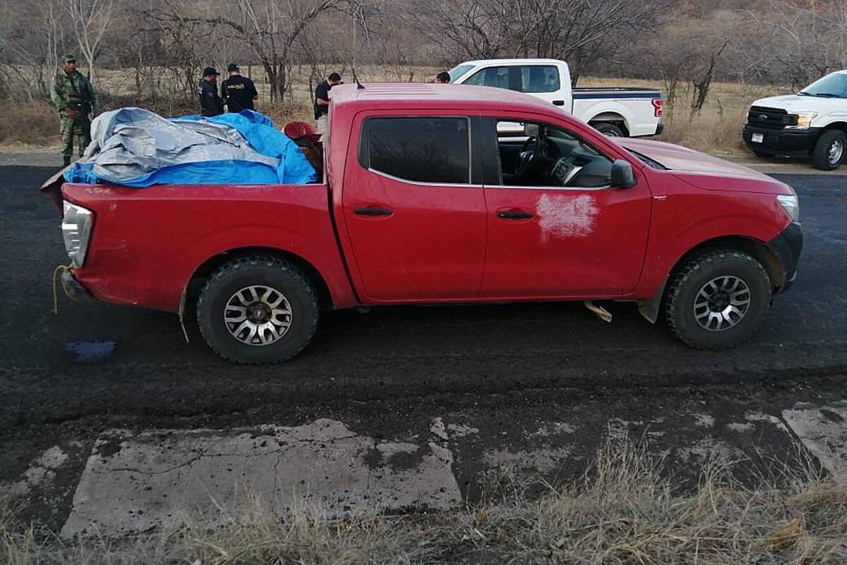 Fotografía de una camioneta donde fueron encontrados doce cadáveres, este sábado, en Huetamo, estado de Michoacán (México). Narcotraficantes abandonaron los cuerpos de 12 hombres en una camioneta tras asesinarlos a balazos en el límite de los estados de Michoacán y Guerrero, en el occidente de México, revelaron autoridades este sábado. EFE/ Str EFE