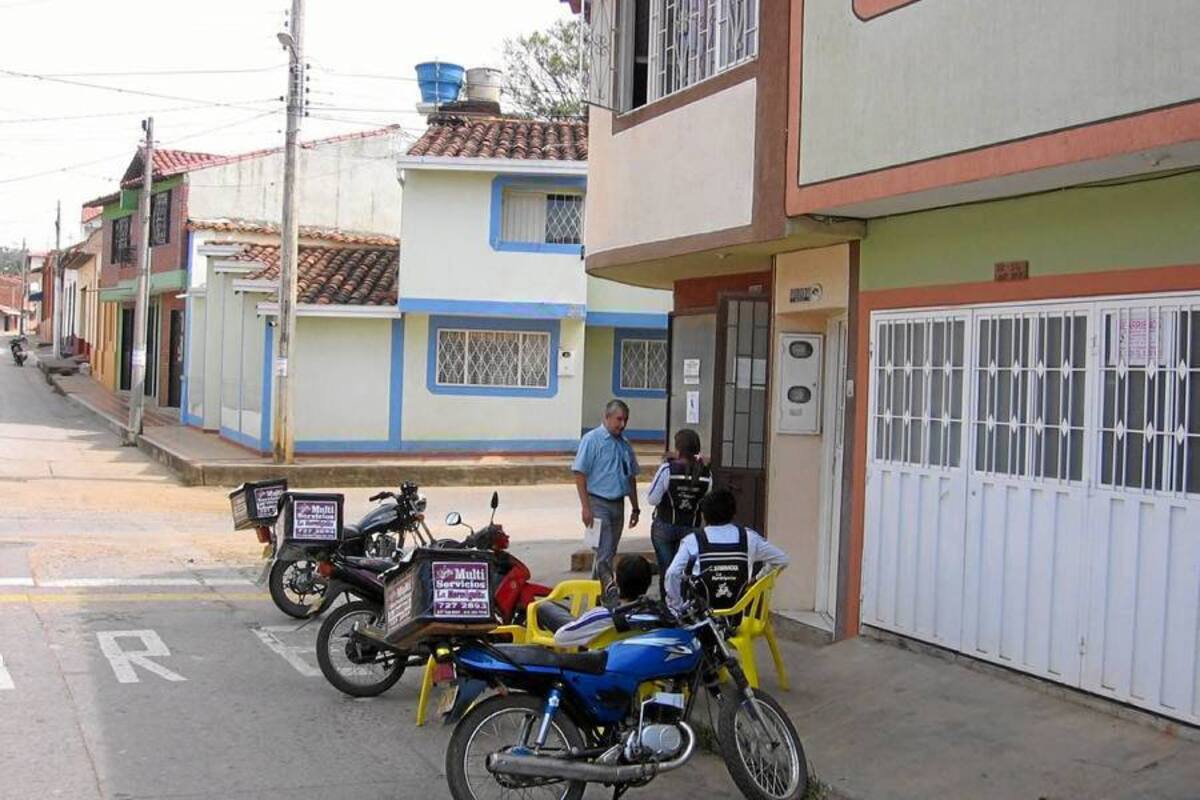 Frente a la casa de la ciudadana Diana Milena Meneses aparecen tarros vacíos de aceite para motocicletas, entre otros plásticos, al parecer dejados por el personal de la empresa de ‘moto domicilios’. (Foto: Nancy Milena Gómez /VANGUARDIA LIBERAL)
