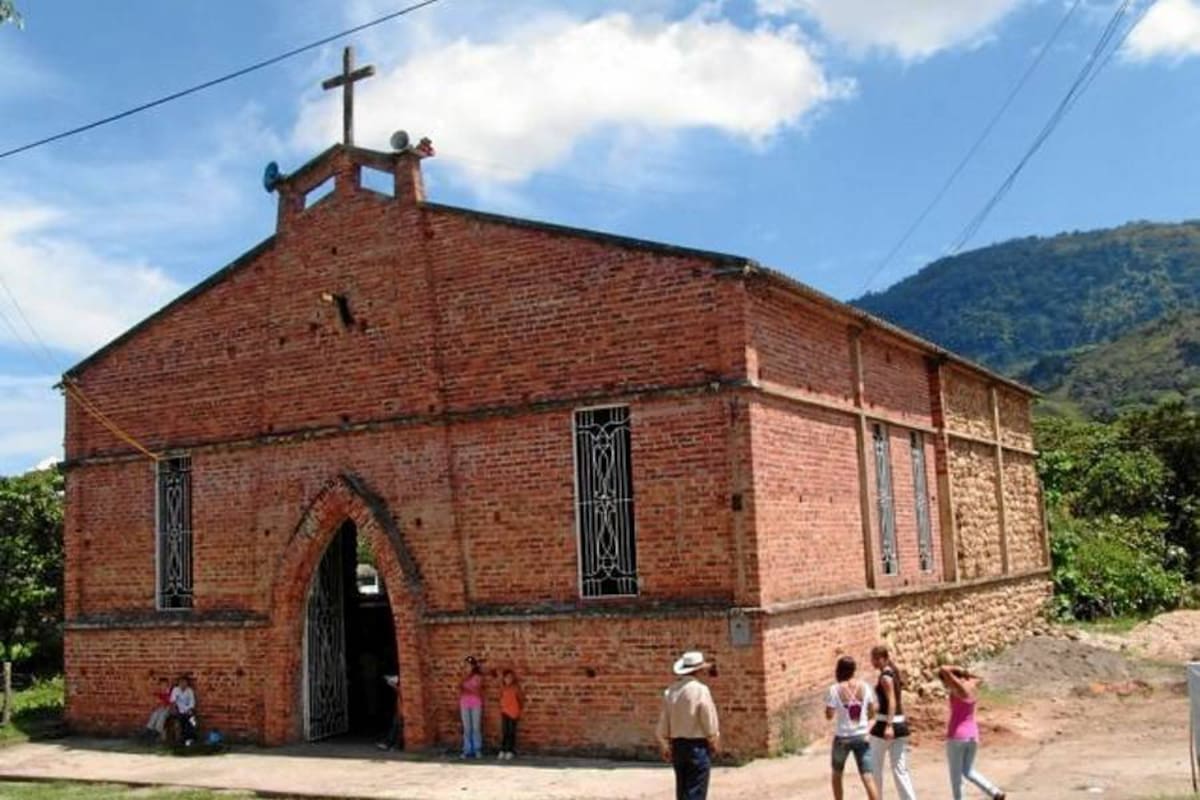 A lo largo de las décadas se propició la construcción de la parroquia San Pedro Apóstol, del corregimiento de Vado Real, establecimiento educativo oficial a través del cual se han formado la mayoría de sus habitantes. (Foto: Suministrada /VANGUARDIA LIBERAL)