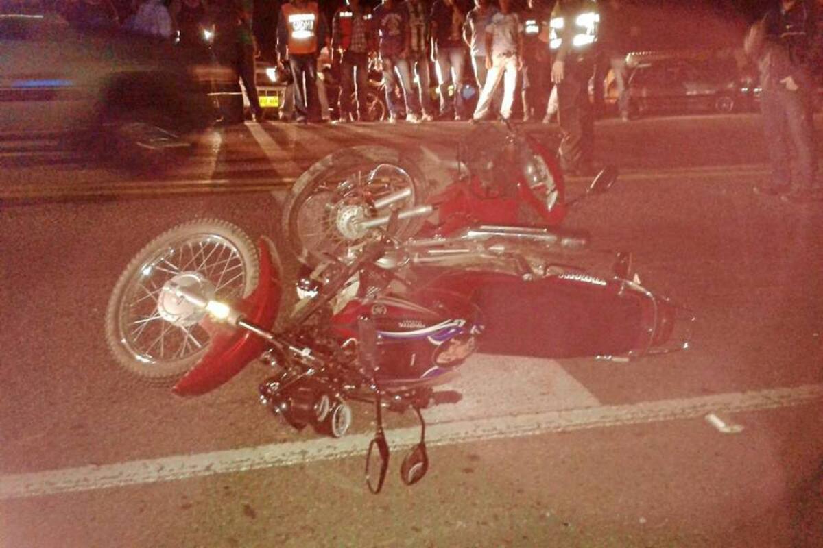 Ante la fuerte colisión, Álvaro Pérez Franco, conductor del automóvil, sufrió politraumatismos. Este concilió con el segundo conductor. Aspectos del accidente de las dos motocicletas, donde tres personas resultaron heridas, dos de ellas menores de edad. (Foto: Suministrada/VANGUARDIA LIBERAL)