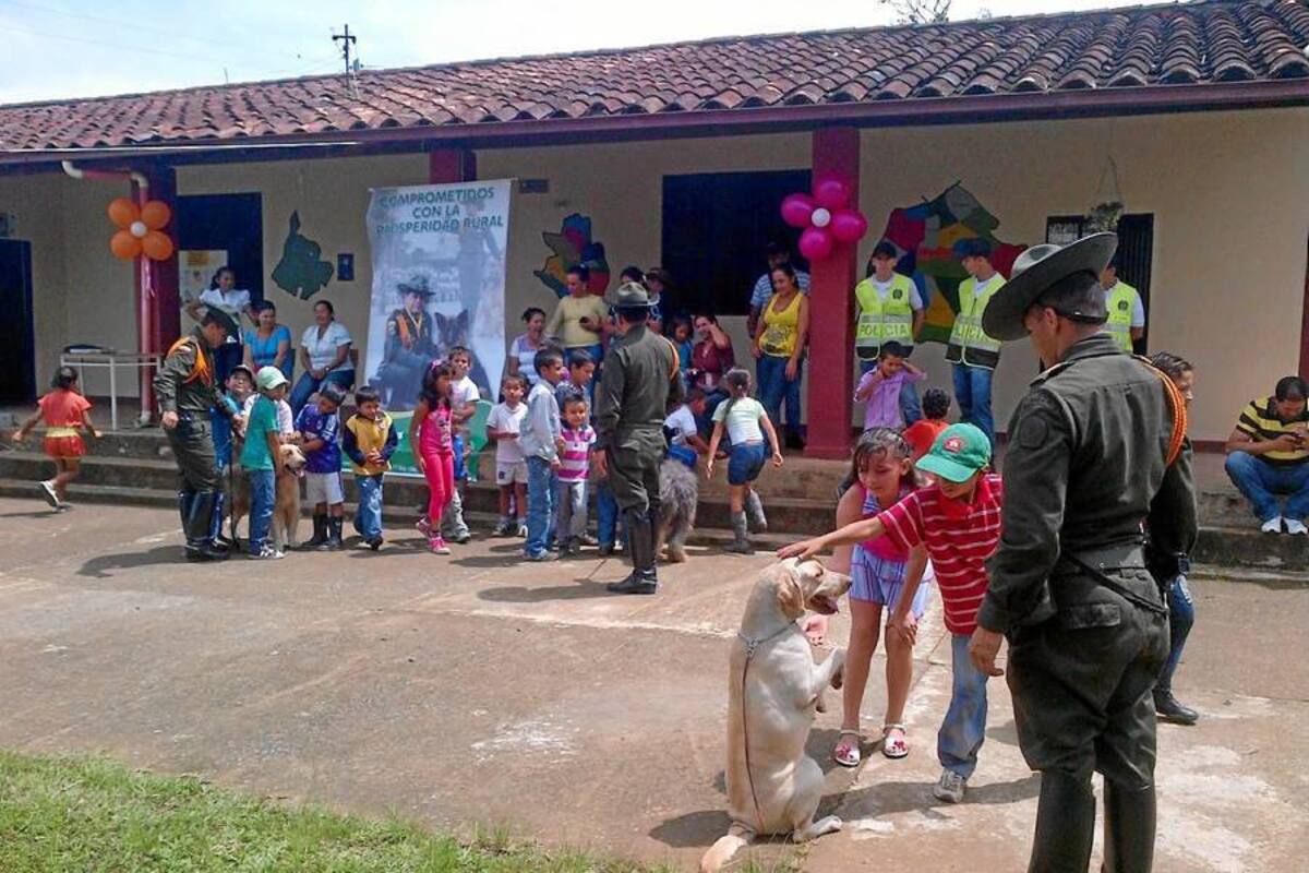 Maravillados con las pruebas de alto adiestramiento de los canes, quedaron los estudiantes, docentes y padres de familia del centro educativo la Culebra, en el Socorro, quienes disfrutaron de una variada programación desarrollada por Policía Comunitaria de Santander. (Foto: Luis Fernando Martínez Vargas/VANGUARDIA LIBERAL)
