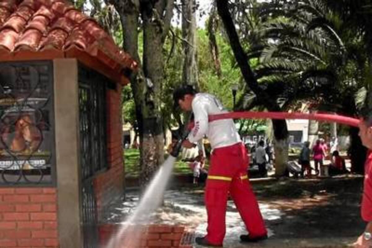 Para realizar la limpieza de la caseta de información turística, se requirió la intervención de bomberos del Socorro, ya que los olores eran insoportables. (Foto: Luis Fernando Martínez Vargas/VANGUARDIA LIBERAL)
