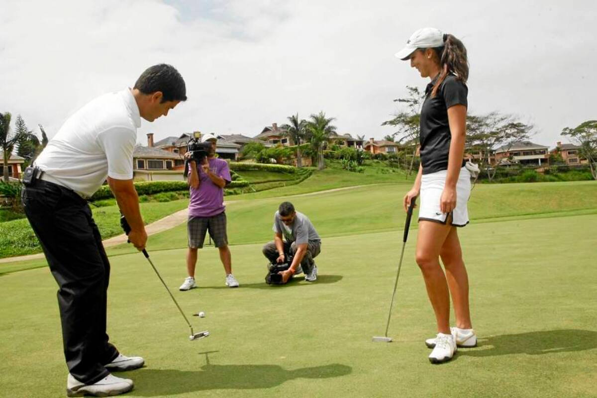 El presentador de Destino Golf, el argentino Juan Pablo Álvarez, compartió la grabación del programa, que es emitido por Golf Channel, con la golfista santandereana Isabella Loza. (Foto: César Flórez / VANGUARDIA LIBERAL)