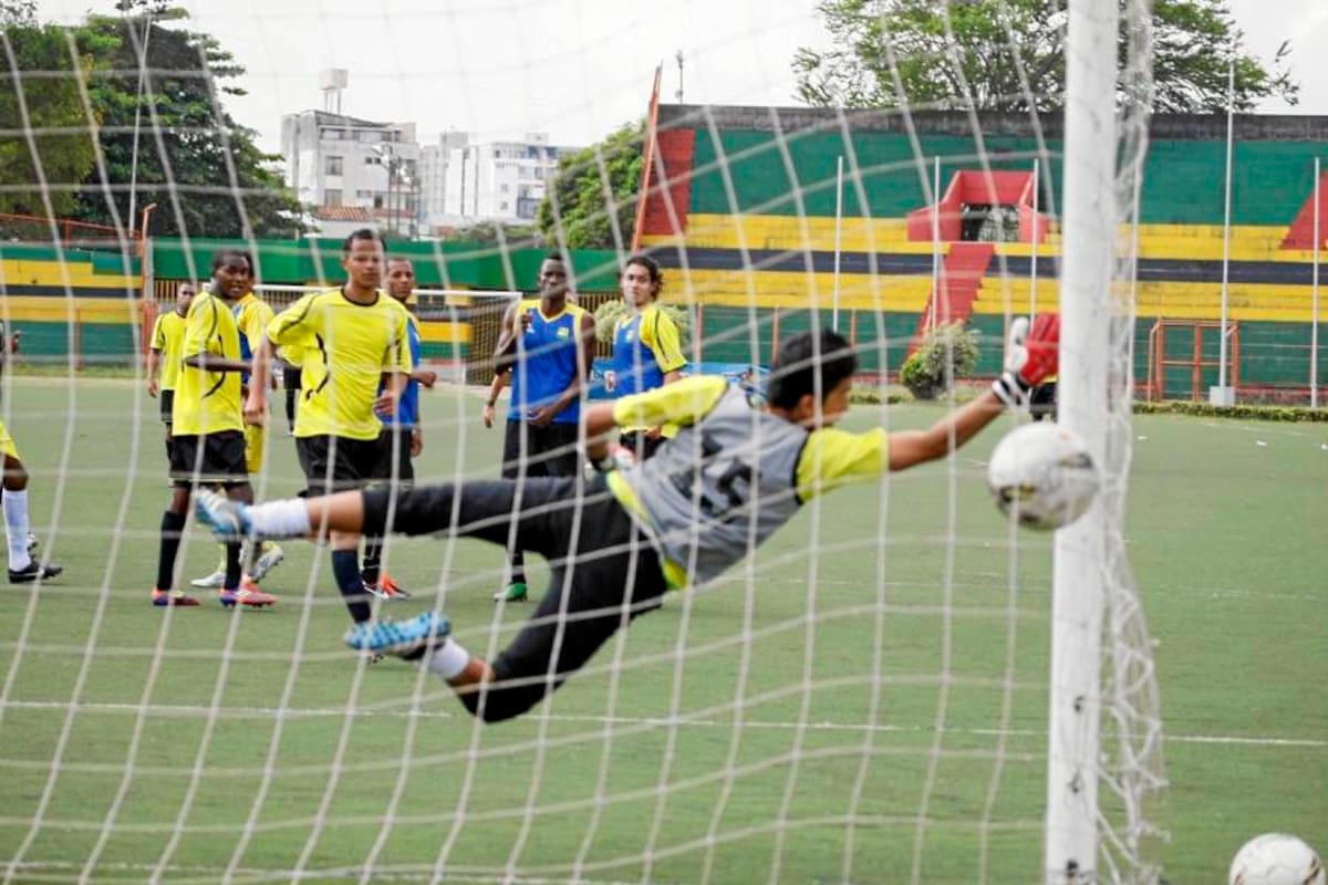 Un golazo de tiro libre marcó ayer Andrés ‘Michi’ Sarmiento en la práctica de fútbol del Atlético Bucaramanga. El santandereano abrió la cuenta en la victoria del equipo titular 2 – 0 sobre el once alterno. (Foto: César Flórez / VANGUARDIA LIBERAL )