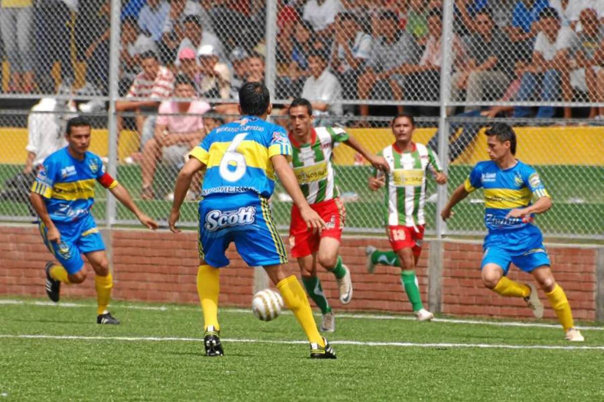 Electroindustrial – Scott - Campohermoso (azul) enfrentará a Carrefour Mercadefam en el duelo de líderes del Grupo A, en el Torneo de la Cancha Marte categoría libre. Los dos equipos marchan con puntaje perfecto (6 unidades) y está noche a las 8:15 p.m. mostrarán sus verdaderas aspiraciones al título. (Foto: Archivo / VANGUARDIA LIBERAL )