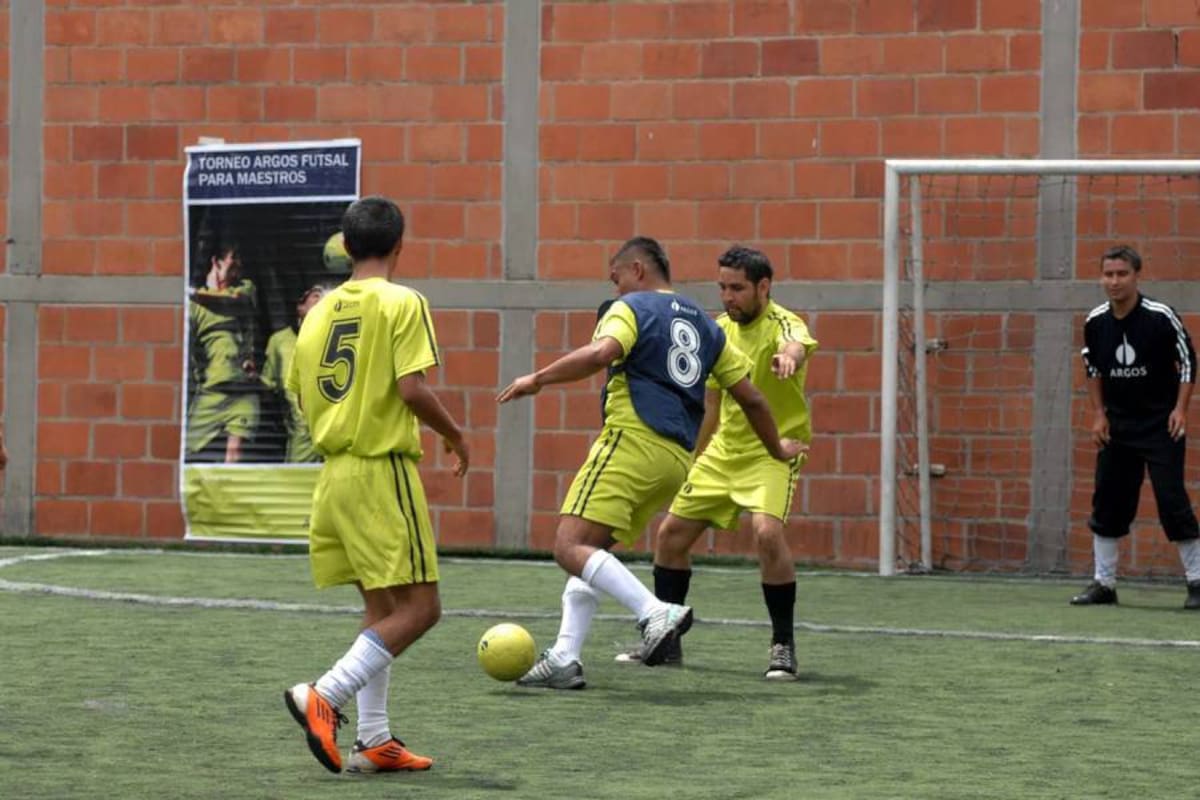 Se disputó el pasado fin de semana el Torneo Departamental de futbol sala Fifa para maestros de obra, certamen organizado por el patrocinador de la Liga Profesional de esta disciplina, Argos. (Foto: Jaime del Río / VANGUARDIA LIBERAL)