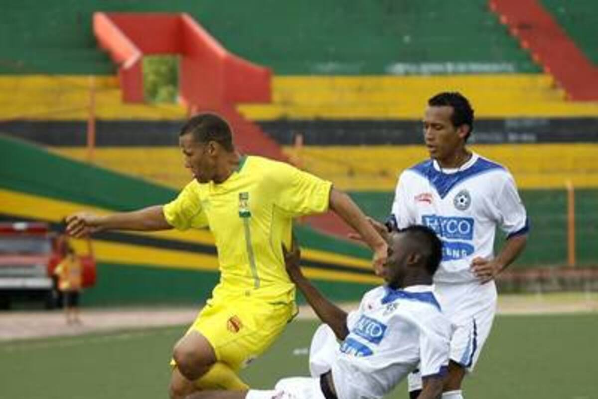 Real Santander y Atlético Bucaramanga preparan por estos días el clásico metropolitano número 20. El amarillo, eliminado desde hace algunas fechas, buscará terminar de la mejor manera, mientras que el ‘blanco blanco’ quiere concretar su clasificación a segunda ronda. (Foto: Archivo / VANGUARDIA LIBERAL )