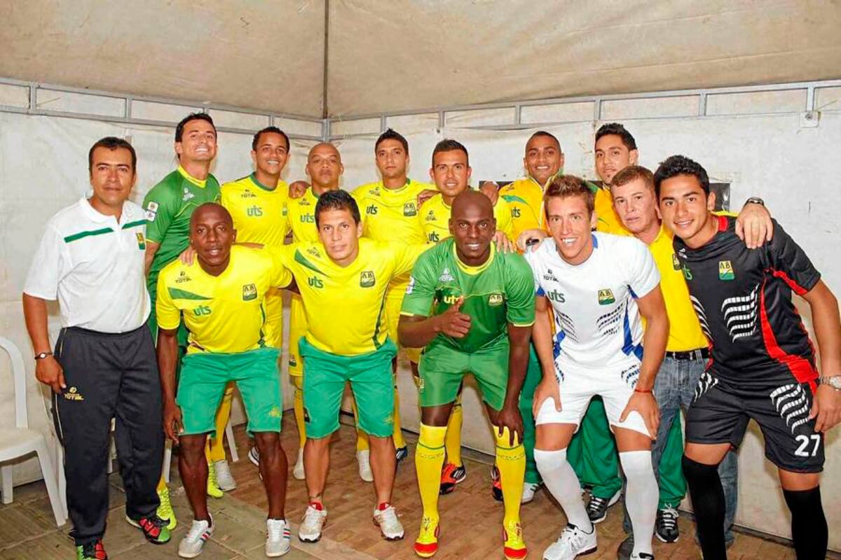 En pleno centro de Bucaramanga, en el Parque Santander, fue presentada anoche la plantilla con la que Atlético Bucaramanga – UTS buscará el ascenso en el año 2012. Los jugadores compartieron con algunos seguidores y aprovecharon el acto para rendirle un homenaje póstumo al señor Rafael Pérez Martínez, quien fue presidente de la institución ‘Leoparda’. (Foto: Nelson Díaz / VANGUARDIA LIBERAL )