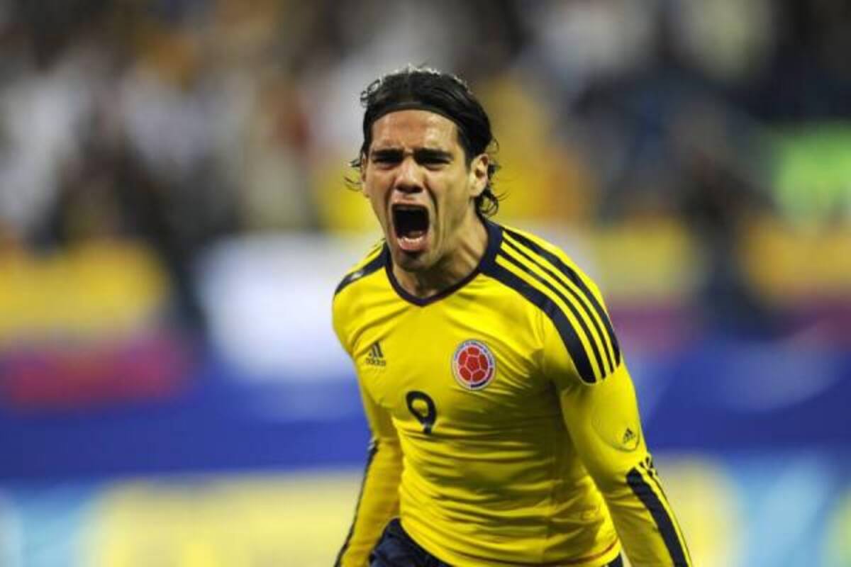 Radamel Falcao García le ganó en velocidad a la defensa ecuatoriana y ante la salida del portero Alexander Domínguez decretó el definitivo 2-0 de Colombia sobre Ecuador.(Foto: AFP / VANGUARDIA LIBERAL)