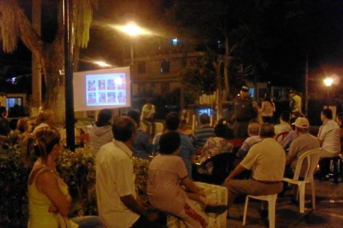 La reunión se adelantó en el parque del barrio Altamira en Floridablanca. (Foto: Suministrada/VANGUARDIA LIBERAL)