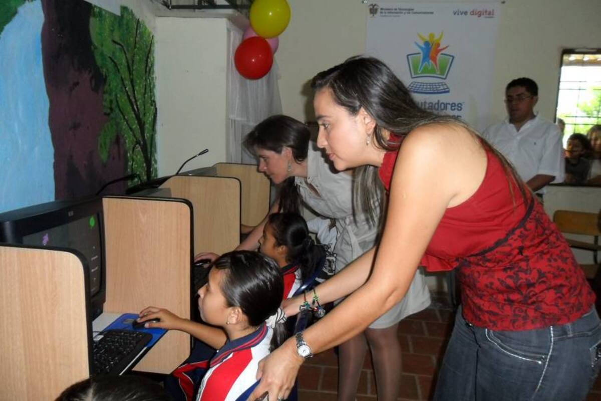 El programa Computadores para Educar entregó 5 computadores a la escuela Río de Oro, sede Convivir. (Foto: Suministrada/VANGUARDIA LIBERAL )