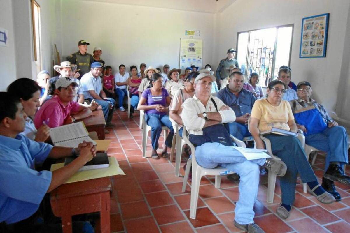 La reunión se cumplió el viernes 25 de mayo en la vereda Ojo de Agua con la presencia de directivos de la CAS, la Alcaldía municipal, concejales, directivos de las empresas de relleno sanitario, Policía Ambiental y comunidad en general. (Foto: Nancy Acuña R./VANGUARDIA LIBERAL)