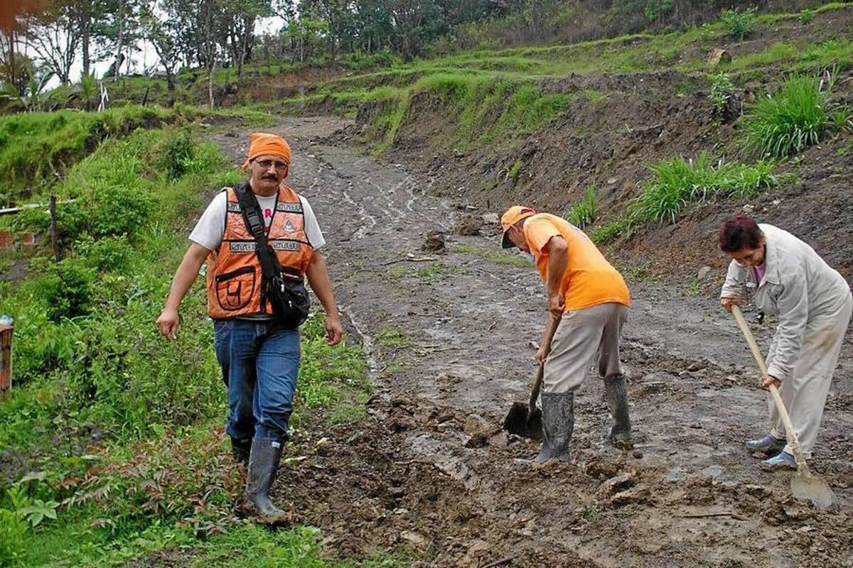 Jornadas de trabajo y mantenimiento de sus calles hacen los habitantes de un sector de Curití, especialmente, luego de cada aguacero, pues las piedras y tierra que caen de la parte superior afectan el paso hacia sus viviendas. (Foto: Suministrada/VANGUARDIA LIBERAL)