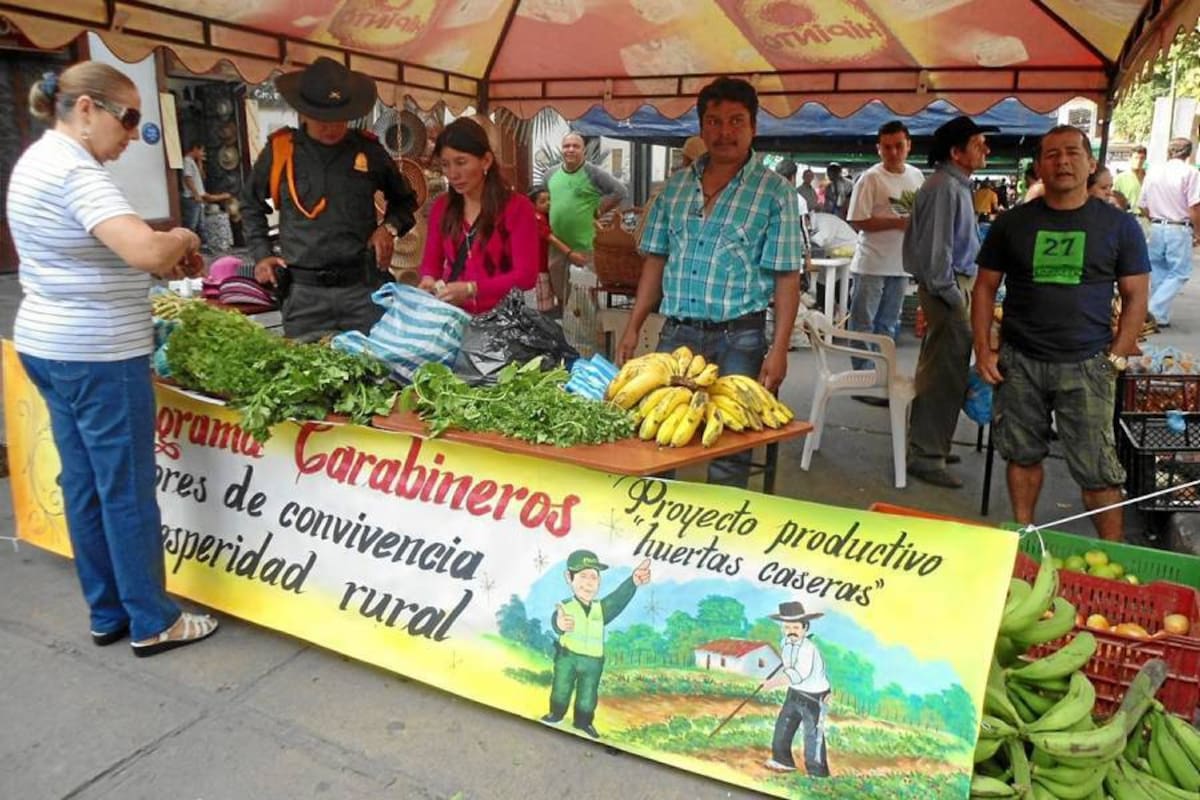Al Segundo Mercado campesino asistió monseñor Carlos Germán Mesa Ruiz obispo de la Diócesis de Socorro y San Gil; la secretaria de agricultura del departamento, Maritza Prada Holguín; el comandante de Policía de Santander, coronel Edgar Enrique Nieto Cárdenas; el teniente coronel Javier Oswaldo González González y el alcalde de San Gil, Álvaro Agón Martínez. (Foto: Nancy Acuña R. / VANGUARDIA LIBERAL)