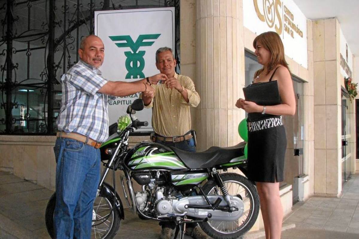 Armando Díaz Rodríguez, al momento de la entrega de su premio. (Foto: Wolfgang Arias P. / VANGUARDIA LIBERAL)