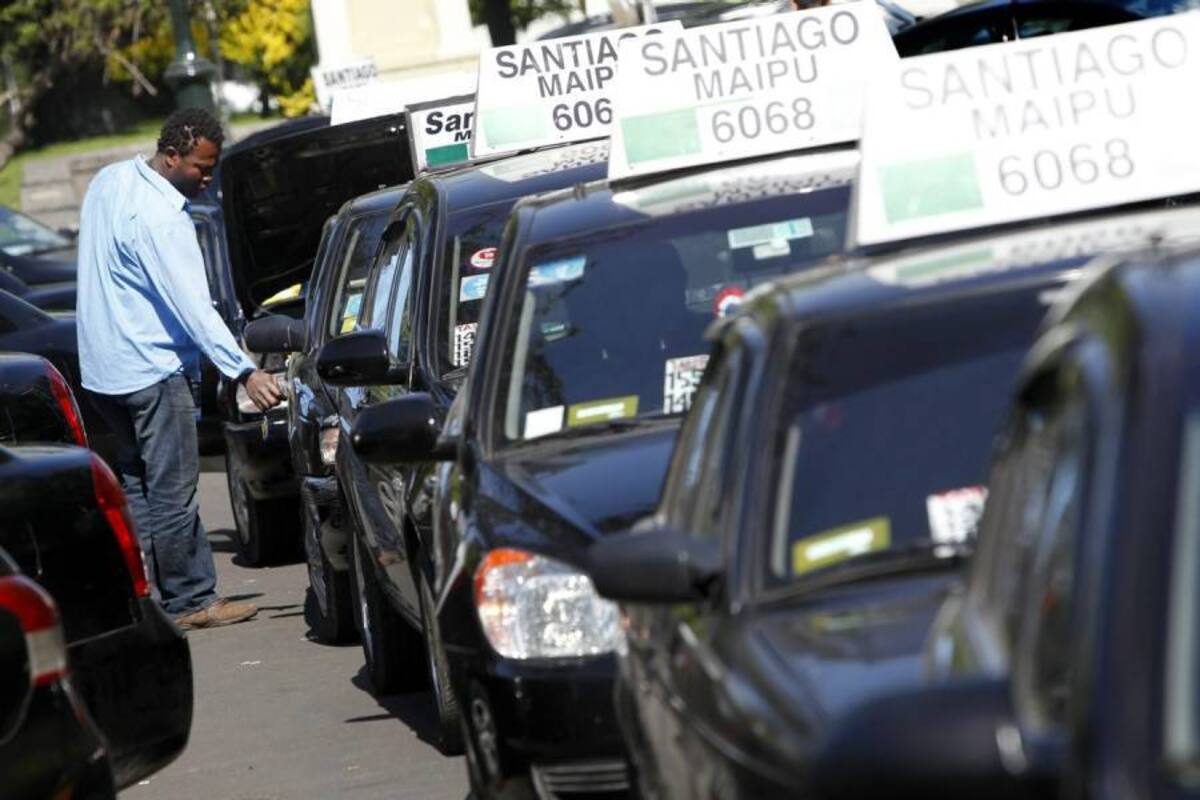 Conductores de taxis colectivos en Chile bloquearon las calles protestando por el alza de combustibles. (Foto: EFE / VANGUARDIA LIBERAL)