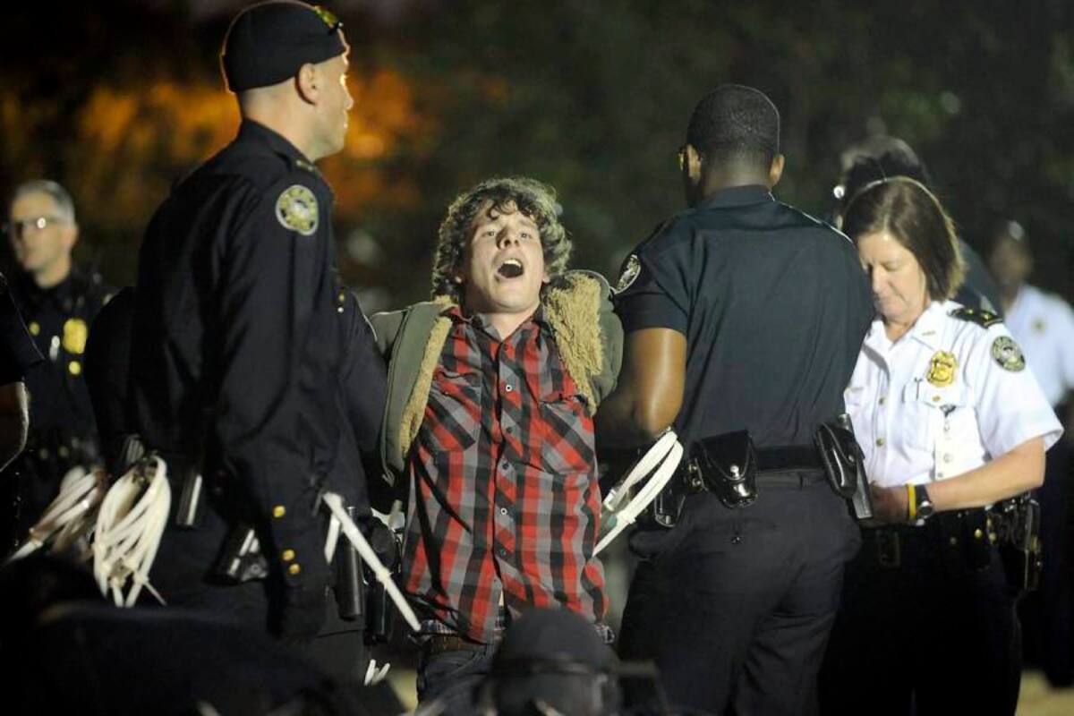 Un joven es detenido por la policía en el parque Woodruff de Atlanta (Foto: EFE / VANGUARDIA LIBERAL)