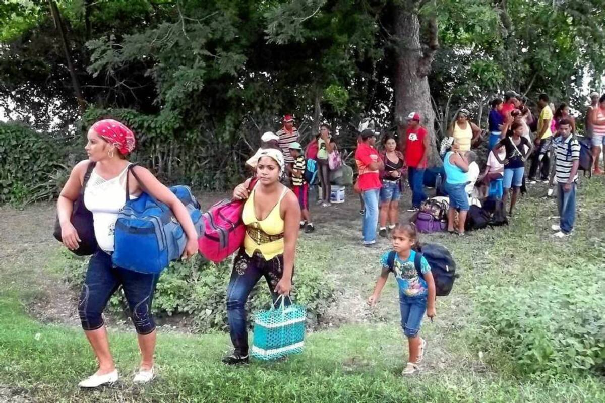 Varias personas fueron evacuadas en la comunidad rural Cabezada, en Granma (Cuba), debido al paso de la tormenta tropical “Isaac”. (Foto: EFE/VANGUARDIA)