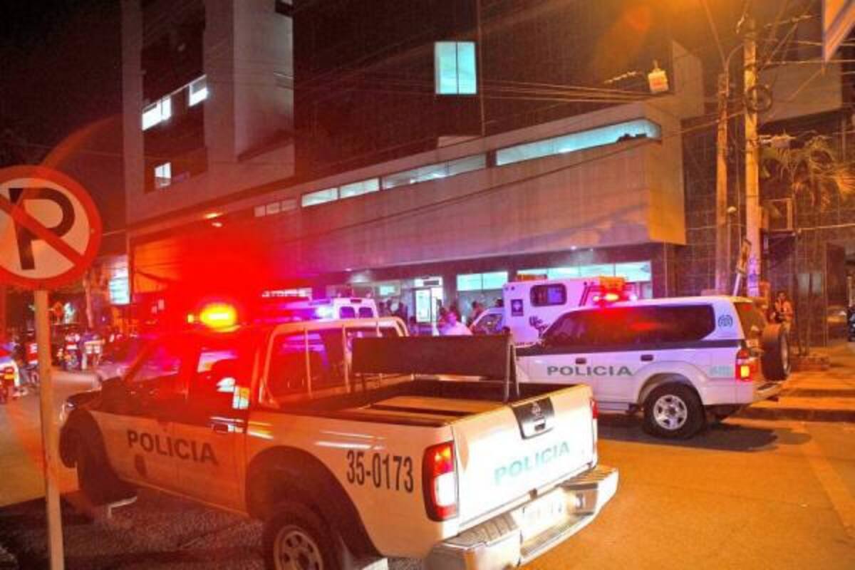 El joven se encuentra internado en la Unidad de Cuidados Intensivos, UCI, del Hospital Universitario de Santander, HUS, bajo pronóstico reservado. El presunto agresor fue capturado por la Policía.