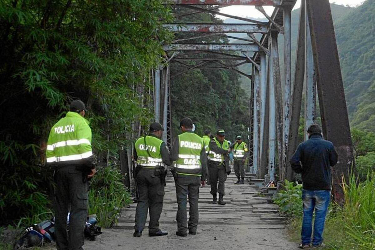 El trágico accidente de tránsito se registró el domingo a las 9:00 de la noche en el puente La Honda, ubicado en la vereda Las Palmas, en la vía que de Vijagual conduce a El Conchal, en jurisdicción del municipio de Rionegro, Santander. (Foto: Suministrada/VANGUARDIA LIBERAL )