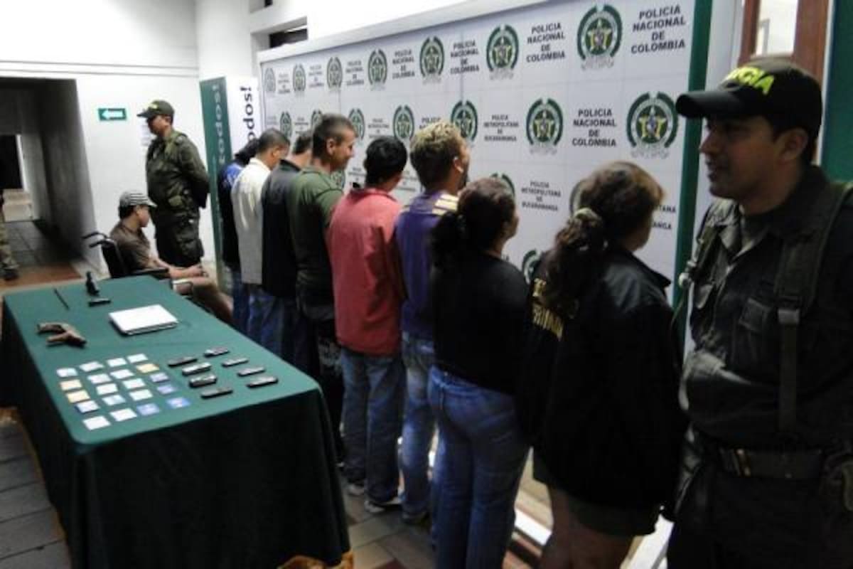 Entre los capturados como presuntos integrantes de 'Los Rastrojos' hay un hombre en silla de ruedas debido a una fractura en una de sus piernas. Los detenidos quedaron a órdenes de la Fiscalía. (Foto: Suministrada/VANGUARDIA LIBERAL)