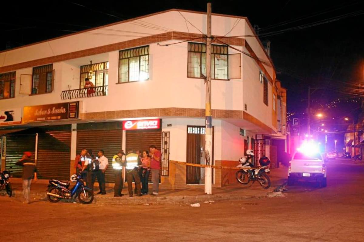 Los hechos se presentaron en la calle 58 con carrera 17C del barrio Ricaurte, en Bucaramanga. Los móviles del asesinato no se han establecido. (Foto: Marco Valencia/VANGUARDIA LIBERAL )
