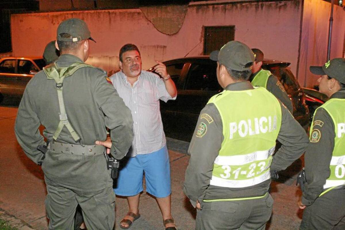 Este es el momento en el que el abogado Carlos Arturo Rojas le narra a la Policía los detalles de la balacera. Las autoridades investigan los móviles del hecho. (Foto: Mauricio Betancourt/VANGUARDIA LIBERAL)