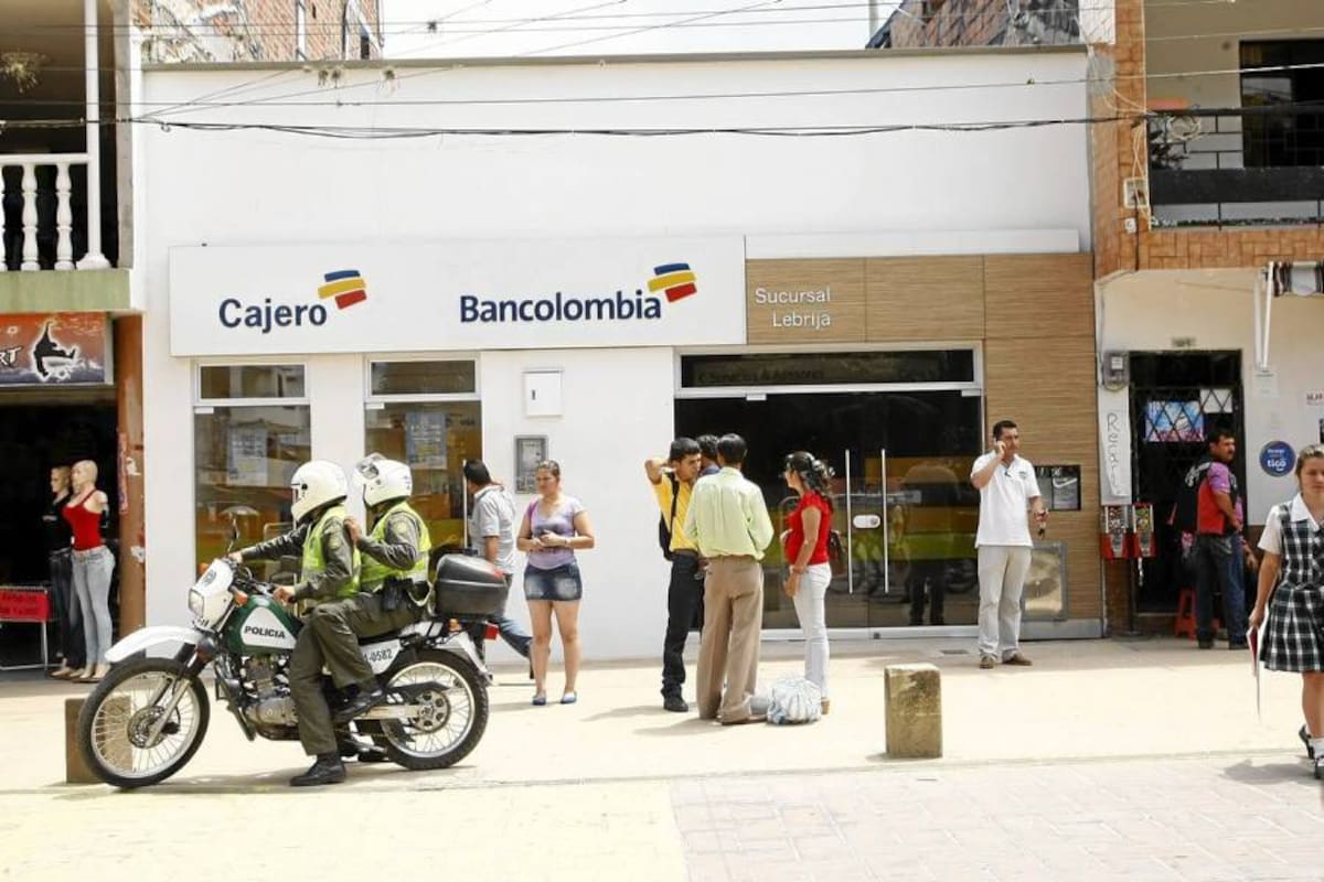 La Policía Metropolitana y la Sijin iniciaron una investigación exhaustiva para dar con los autores del millonario robo. Ayer los uniformados estaban analizando las cámaras de seguridad y entrevistaron a posibles testigos, incluyendo los seis empleados del banco que estaban en el lugar. (Foto: César Flórez / VANGUARDIA LIBERAL)