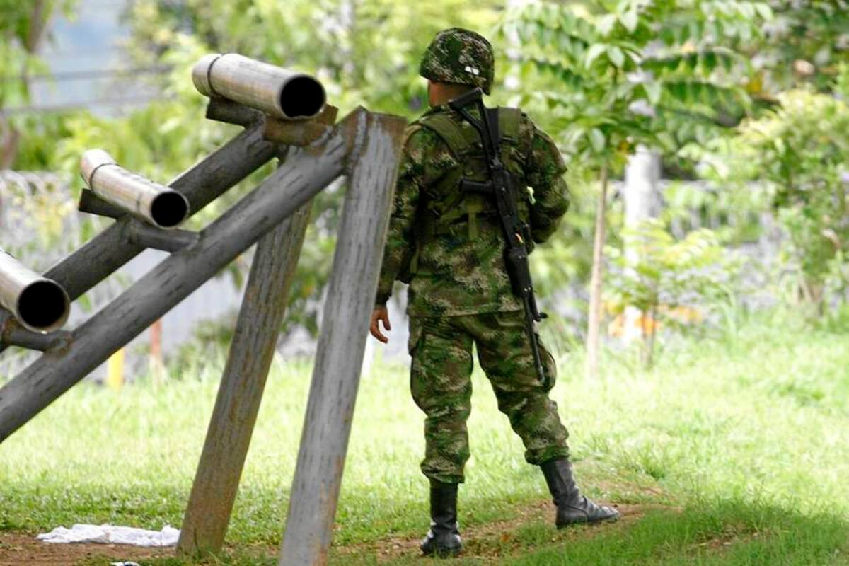 El hecho se registró ayer a las 2:30 de la mañana en el Batallón Número 5 Coronel Francisco José de Caldas, de Bucaramanga. (Foto: Marco Valencia/ VANGUARDIA LIBERAL )