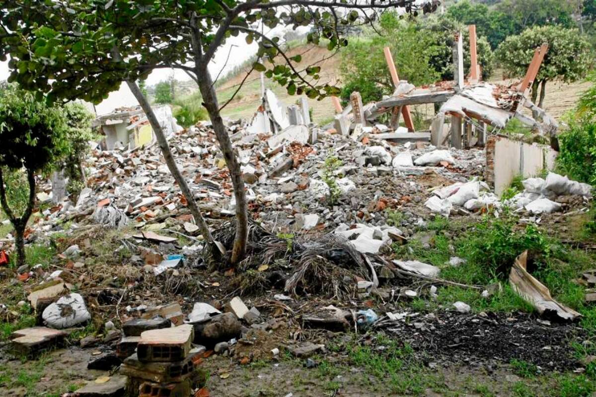 Los escombros de las casas afectadas permanecen tirados en la zona pública que se convirtió en un botadero de basuras. (Foto: César Flórez/VANGUARDIA LIBERAL)