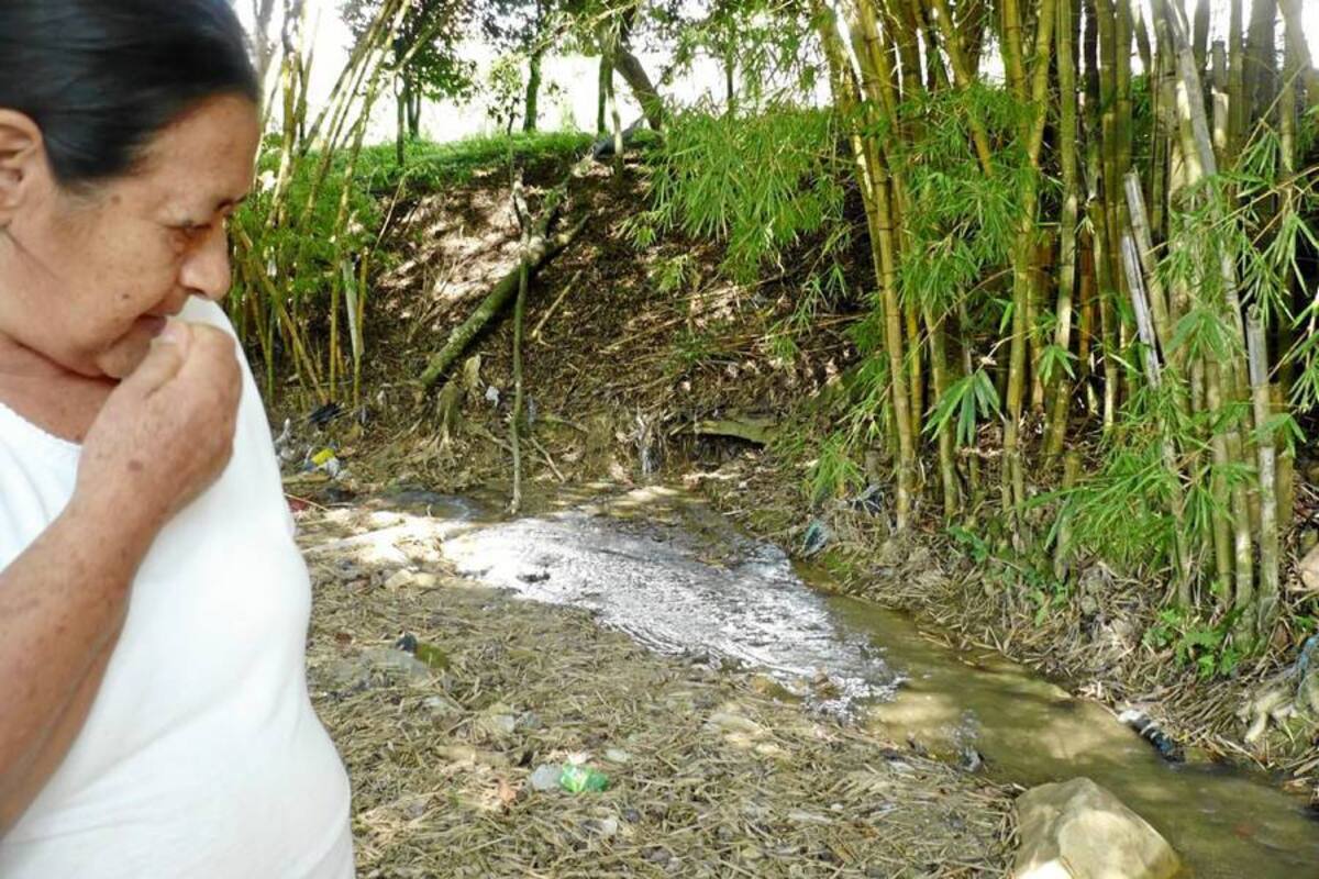 Debido a la falta de un muro de contención, La quebrada La Palmita amenaza con desbordarse. (Foto: Liliana Carvajal/VANGUARDIA LIBERAL)