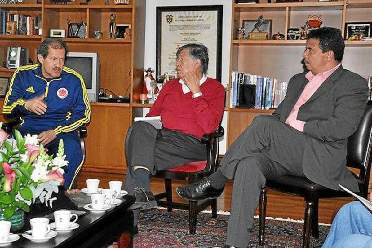 Vicepresidente Angelino Garzón y representantes de Asonal Judicial, en la reunión que se estableció para la creación de una Comisión Exploratoria para superar el paro judicial. (Foto: Colprensa/VANGUARDIA LIBERAL)