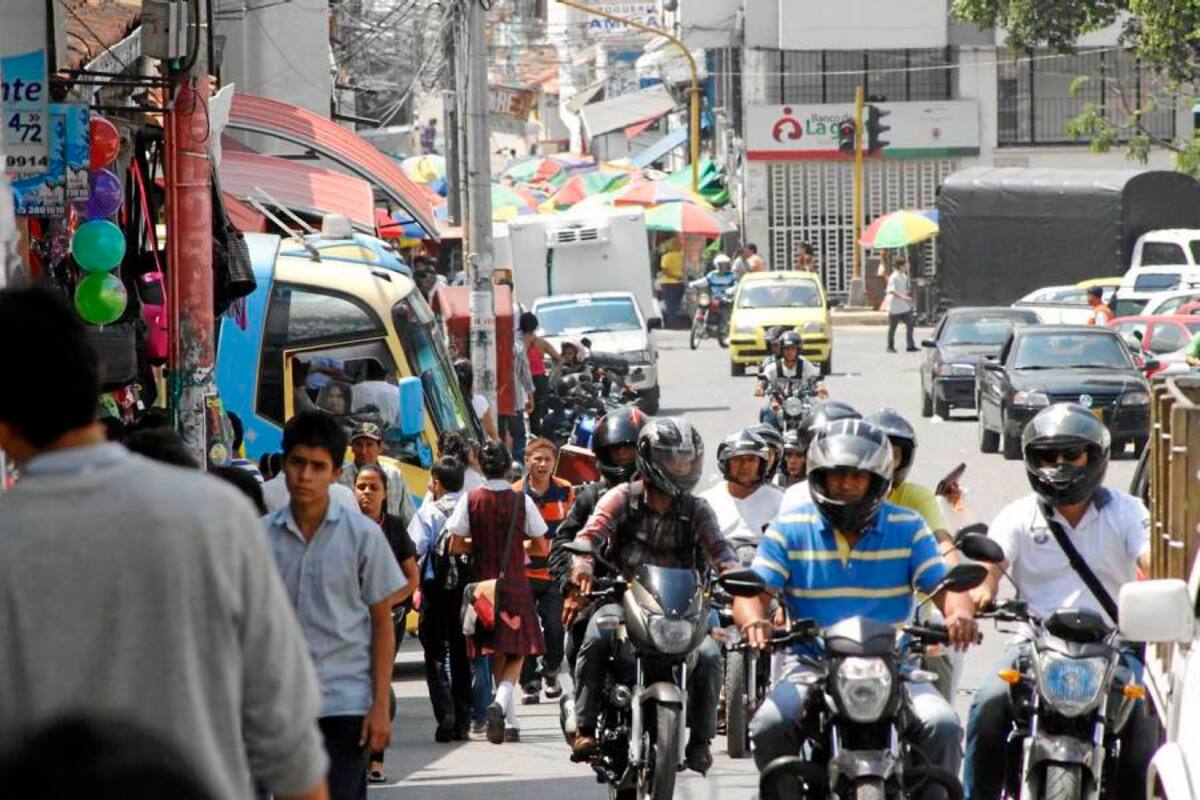 La presencia de motociclistas en contravía, así como vehículos en la zona amarilla destinada únicamente para los taxistas, muestra la falta de control de las autoridades. (Foto: Suministrada/ VANGUARDIA LIBERAL )