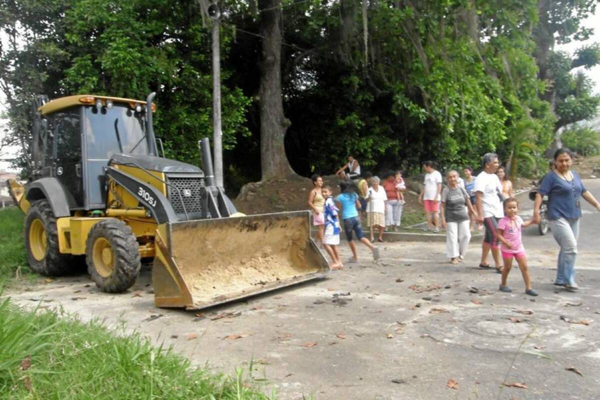 La comunidad del sector del Paseo del Puente bloqueó los trabajos de construcción de una bocatoma que se hace en el lecho del río de Oro, porque consideran que esto pone en riesgo al sector. (Foto: Édgar Omar Bustos A/ VANGUARDIA LIBERAL )