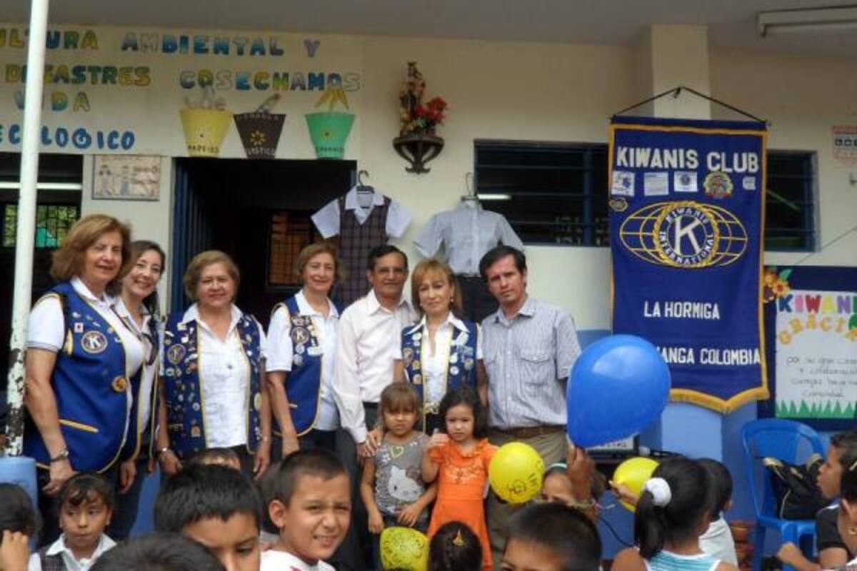 Myriam Lucía Ayala, Yolanda Robledo, Beatriz Camacho de Uribe, Maruja Valenzuela de Téllez, Alfonso Alquichire, Amparito Corredor de Fuentes y Ferney Jaimes Villabona. Los acompañan algunos alumnos de la institución.(Foto: Suministrada/VANGUARDIA LIBERAL)