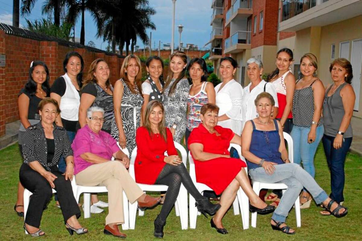 Blanca Portilla, Genoveva Cacua, Deyanira Cacua Rojas, María Trinidad Rojas, Ana Hilda Cacua, María Alejandra Santos, Linda Navarro, Gladis Saavedra, Jacqueline de Jaimes, María Clemencia Montero, Sandra Cacua, Rocio Rojas, Nelly León, Elia Cacua, Sandra Caballero, Lizet Rojas y Elsa Torres. (Foto: Foto: Nelson Díaz / VANGUARDIA LIBERAL)