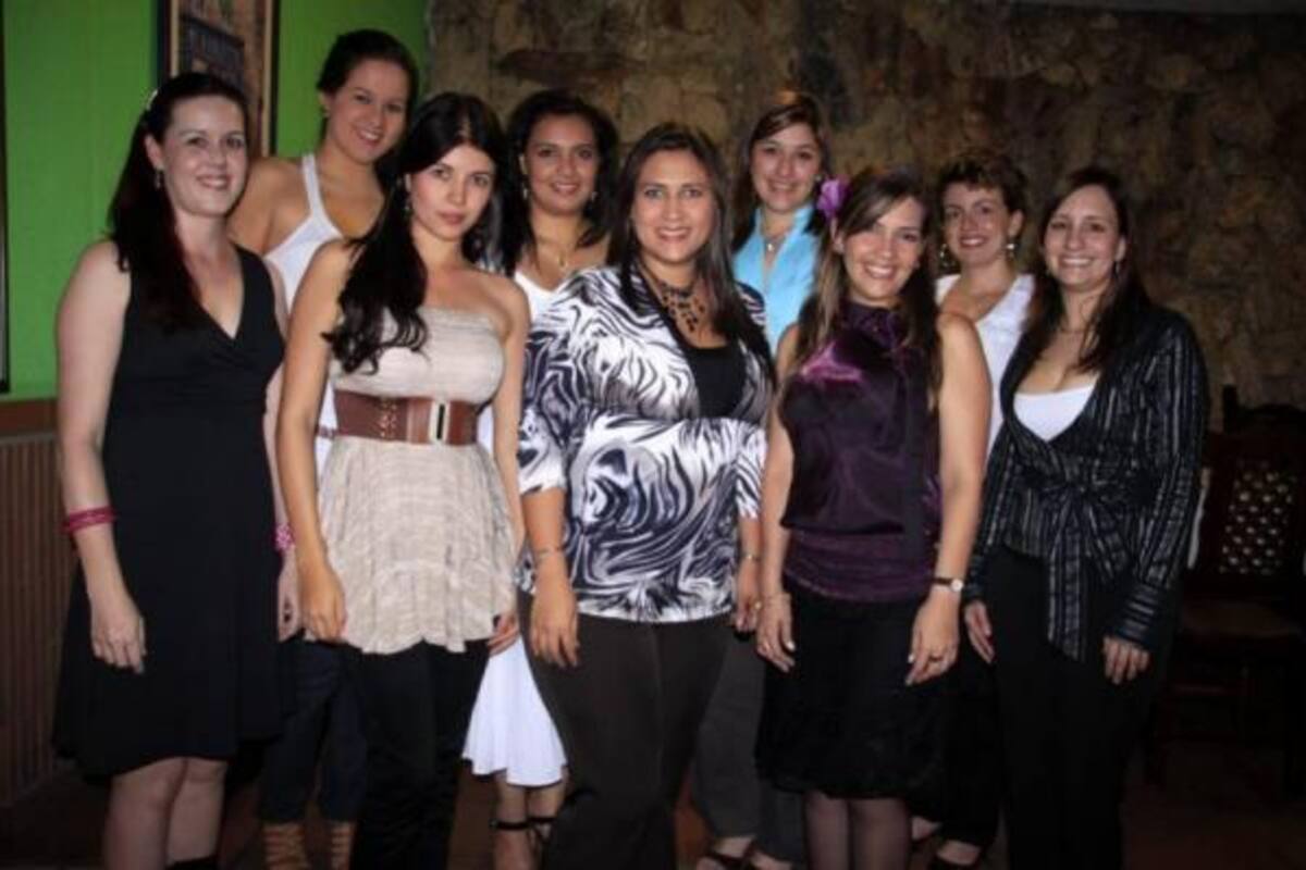 Ana Carolina Lozada, Paola Torrado, Aura Jaimes Hernández, Beatríz Helena Acevedo, la homenajeada, María Carolina Rodríguez; María Paula Soto Mantilla, Adriana Rincón Ramírez, Mónica Serrano Gómez y Carolina Di Marco.