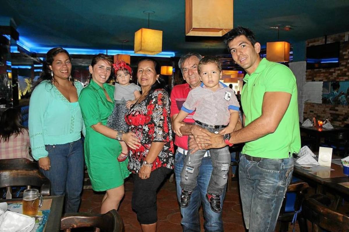 Dayana Olivento, Sandra Milena Zher, Victoria Saavedra, Victoria Sandoval, Leonardo Zher, Luis Alejandro Zher y Leonardo Zher. (Foto: Mauricio Betancourt / VANGUARDIA LIBERAL)