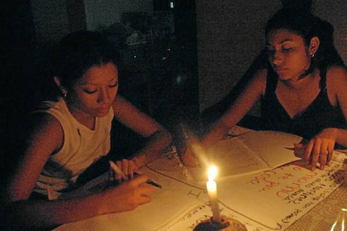 A oscuras se encuentra un buen número de sectores veredales de Albania, quienes han tenido que recurrir a las velas para alumbrarse. (Foto: Suministrada/VANGUARDIA LIBERAL)