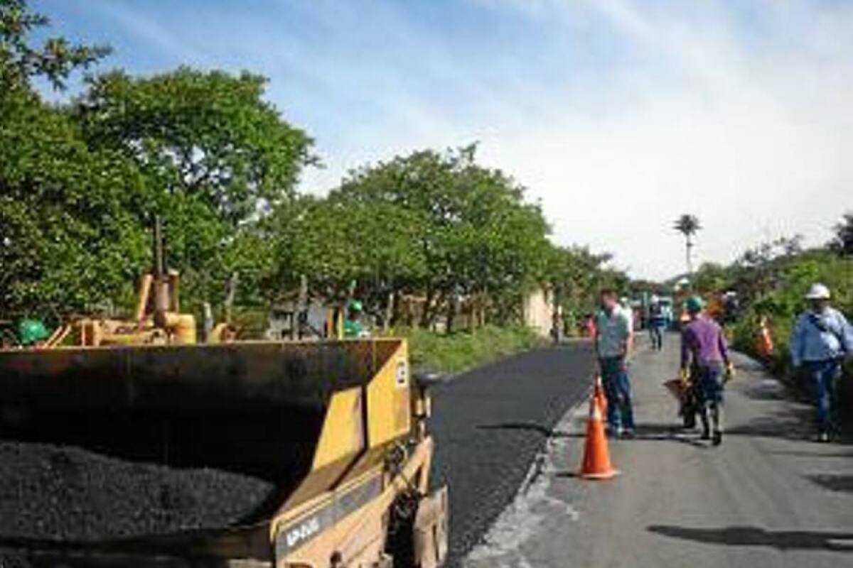 Obras que se ejecutan en la vía Guavatá - Puente Nacional, correspondientes a la pavimentación de los primeros dos kilómetros. (Foto: Suministrada/VANGUARDIA LIBERAL)
