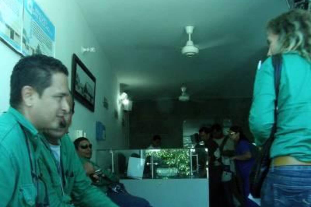 Ocho de los afectados fueron conducidos a la unidad de urgencias de la Clínica San Nicolás, y otros cinco trasladados a la Cínica San José. Acusaron de mareo, vómito, dolor de cabeza y resequedad bucal. (Foto: Edgar Pernett/VANGUARDIA LIBERAL)