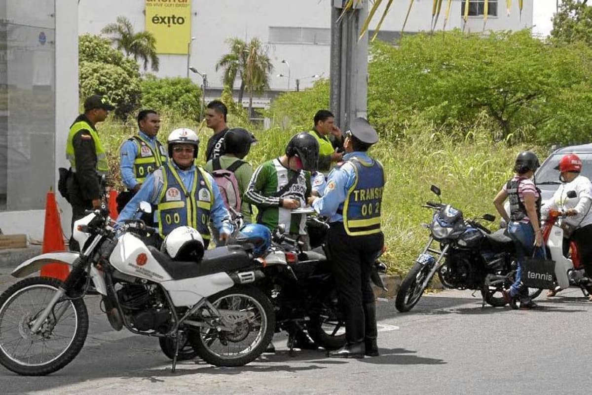 La noche del 31 de diciembre las autoridades de tránsito y policiales realizarán operativos, para vigilar que la restricción a motocicletas se cumpla. (Foto: Archivo/VANGUARDIA LIBERAL)
