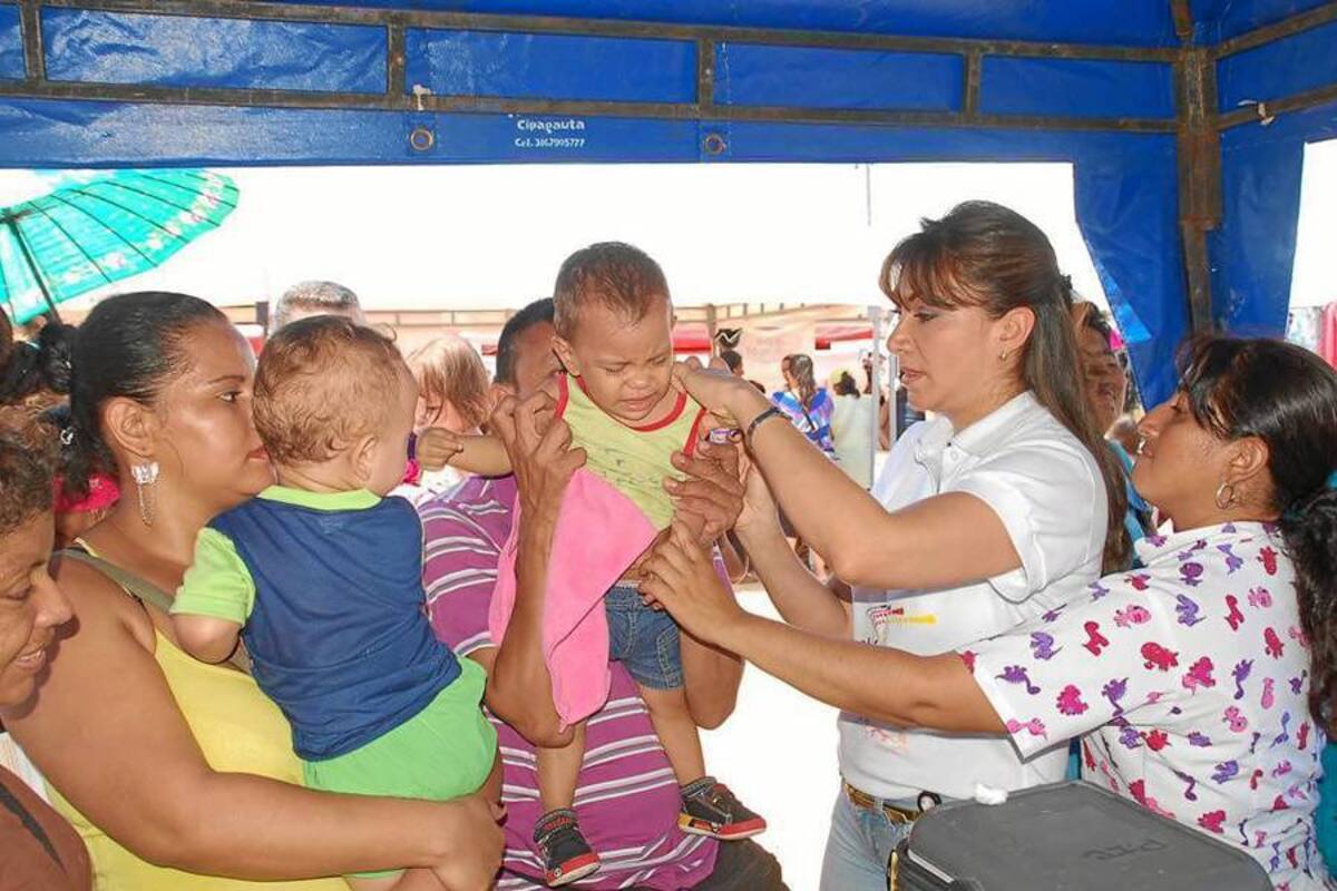 La cancha del barrio Las Granjas, de la comuna Seis, se convirtió en uno de los puntos en los que la Secretaría Local de Salud adelantó ayer la cuarta versión de la Jornada Nacional de Vacunación. (Foto: Edgar Pernett/VANGUARDIA LIBERAL)