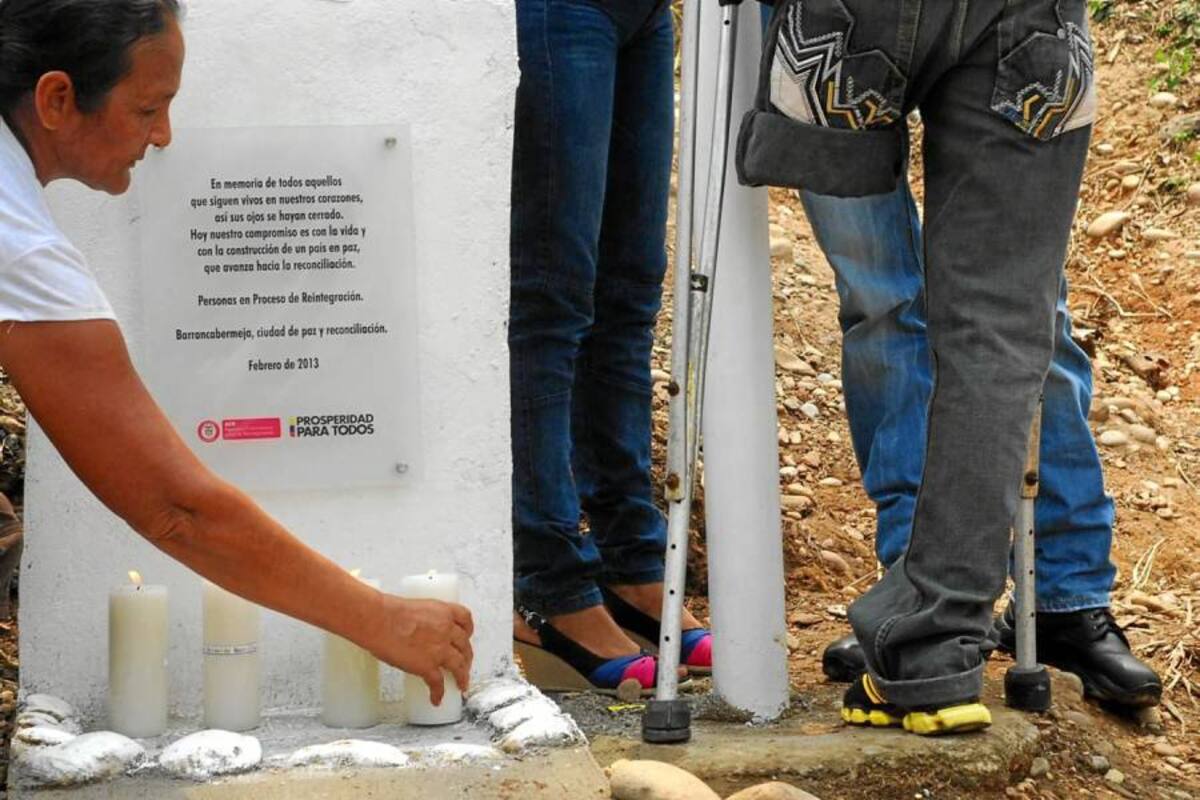 El acto contó con la presencia de los 12 participantes en el proceso de reintegración, la comunidad del sector y el personal del programa de la Agencia Colombiana para la Reintegración, ACR, quienes colocaron sus huellas en la placa conmemorativa para las víctimas que cayeron en el sector de Pozo Siete. (Foto: Javier Alvarado/VANGUARDIA LIBERAL)