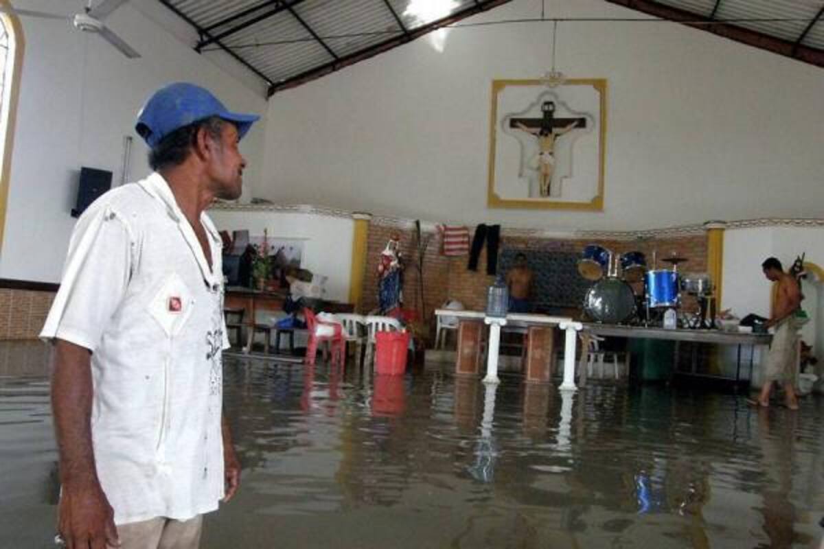 Ni la iglesia municipal de Cantagallo se salvó de la inundación. Ayer, algunos feligreses se acercaron a orar por la situación.(Foto: Edgar Pernett / VANGUARDIA LIBERAL )