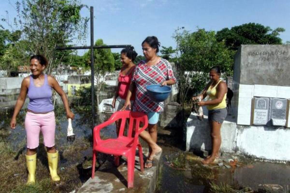 Decenas de personas cocinan en el Cementerio Municipal de Cantagallo, sin embargo, lo malos olores abundan en el lugar.