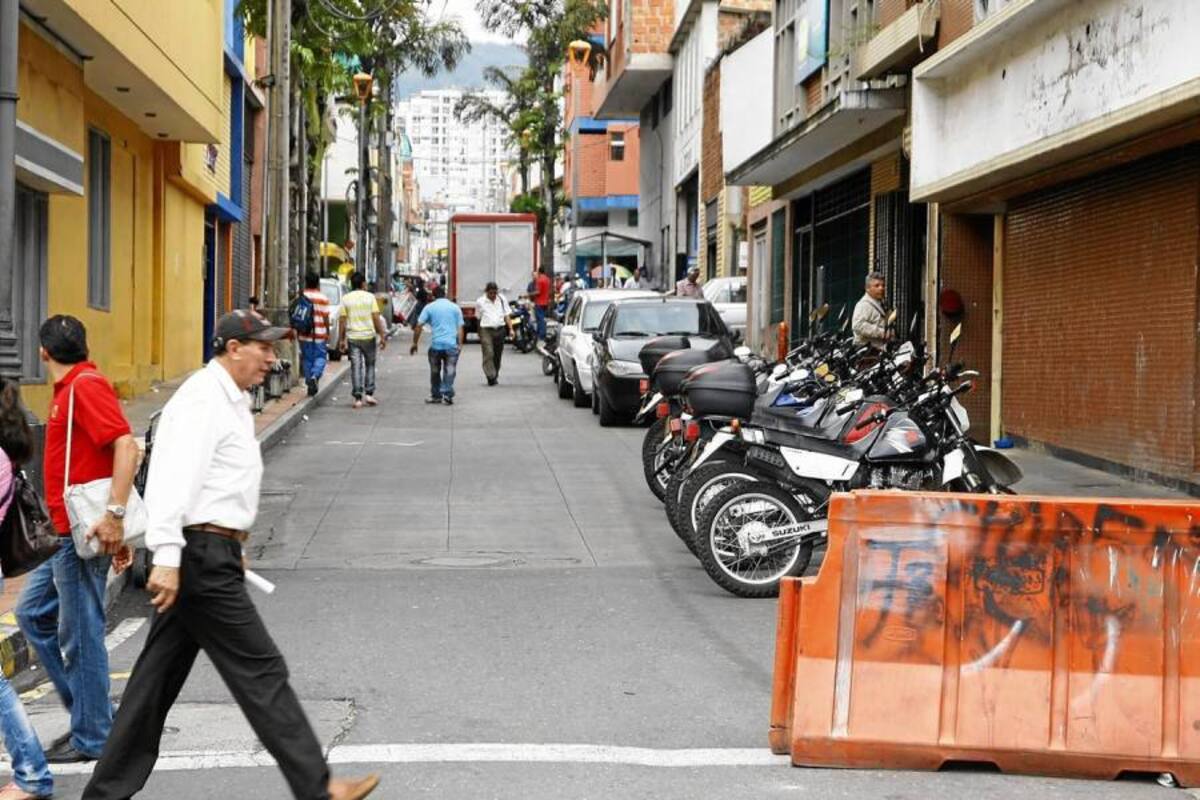 Calle 30 con carrera 15. Media calzada de esta vía se destina al parqueo de motocicletas y de carros. (Foto: César Flórez León / VANGUARDIA LIBERAL)