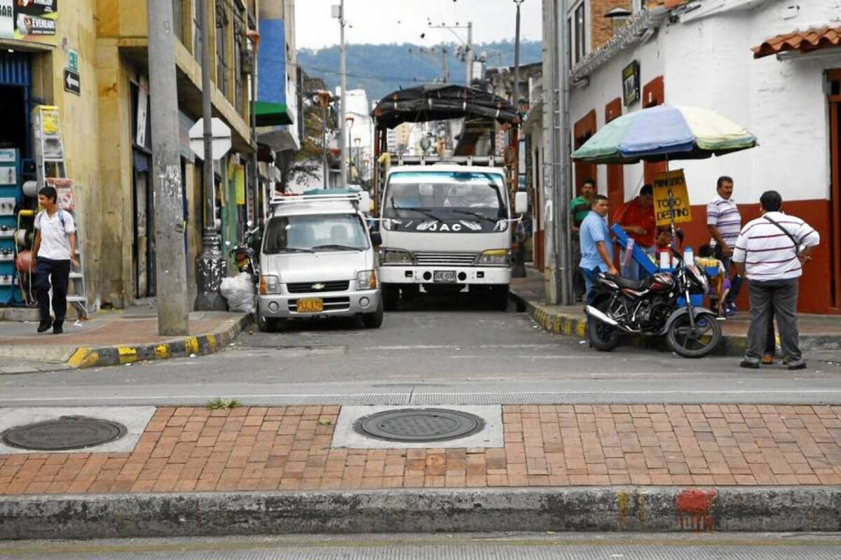 Calle 31 con carrera 15. Esta arteria vial permanece taponada todo el tiempo. (Foto: César Flórez / VANGUARDIA LIBERAL)