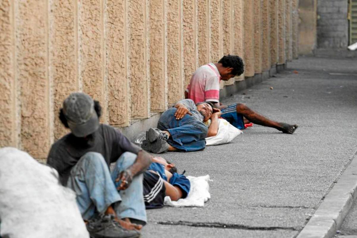 Otros sectores del Centro donde sobresale la presencia de indigentes es la carrera 13 entre calles 33 y 35. (Foto: Nelson Díaz / VANGUARDIA LIBERAL)