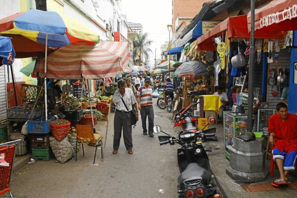 Calle 32 con carrera 15. Aquí funciona un ‘mercado persa’. (Foto: César Flórez León /VANGUARDIA LIBERAL)